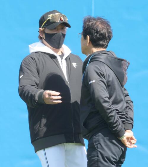 栗山CBO（右）と話す新庄監督（撮影・黒川智章）
