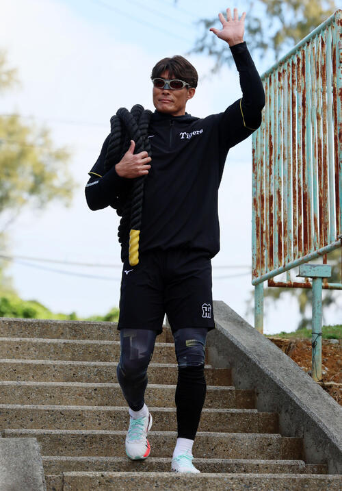 球場に到着した臨時コーチを勤める阪神糸井SA（撮影・加藤哉）