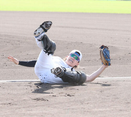 捕球後、バランスを失い倒れる日本ハム田宮（撮影・黒川智章）