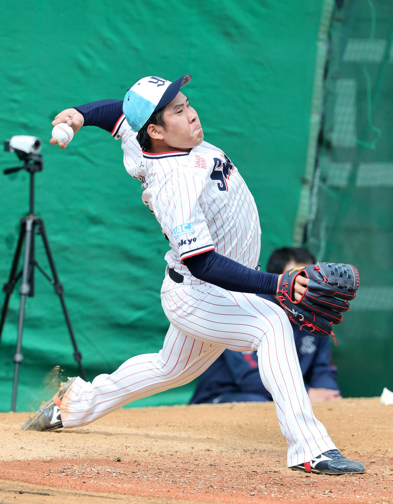 ブルペンで投球練習するヤクルト荘司（撮影・鈴木正人）　