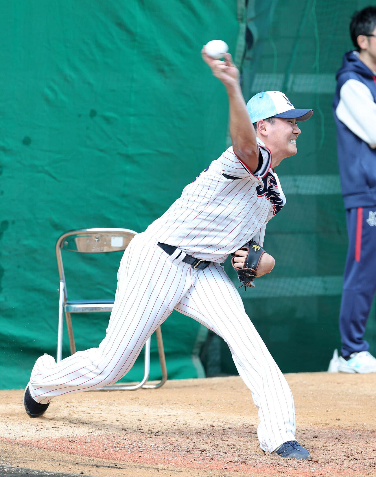 ブルペンで投球練習するヤクルト奥川（撮影・鈴木正人）　