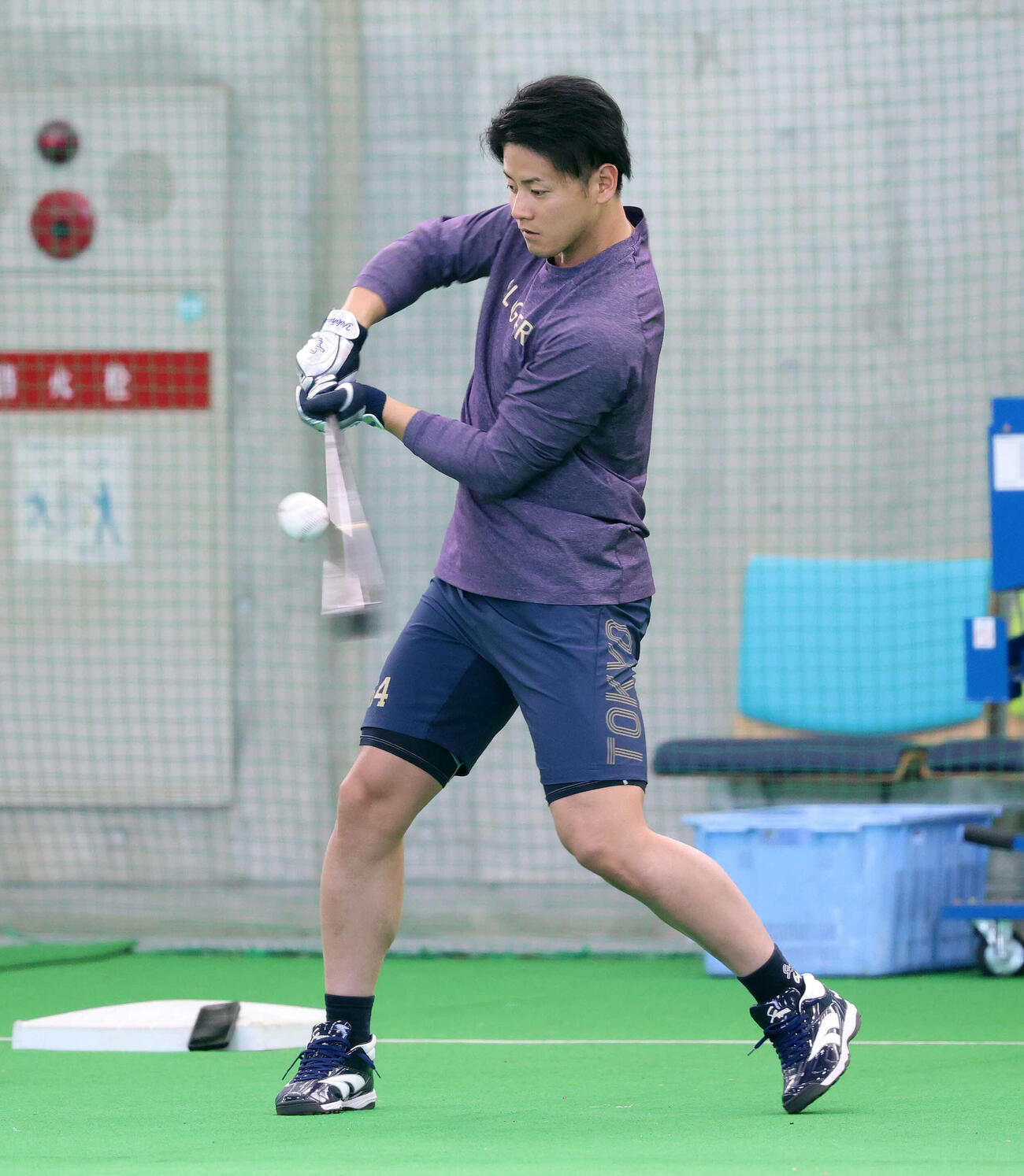ティー打撃するヤクルト岩田（撮影・鈴木正人）　