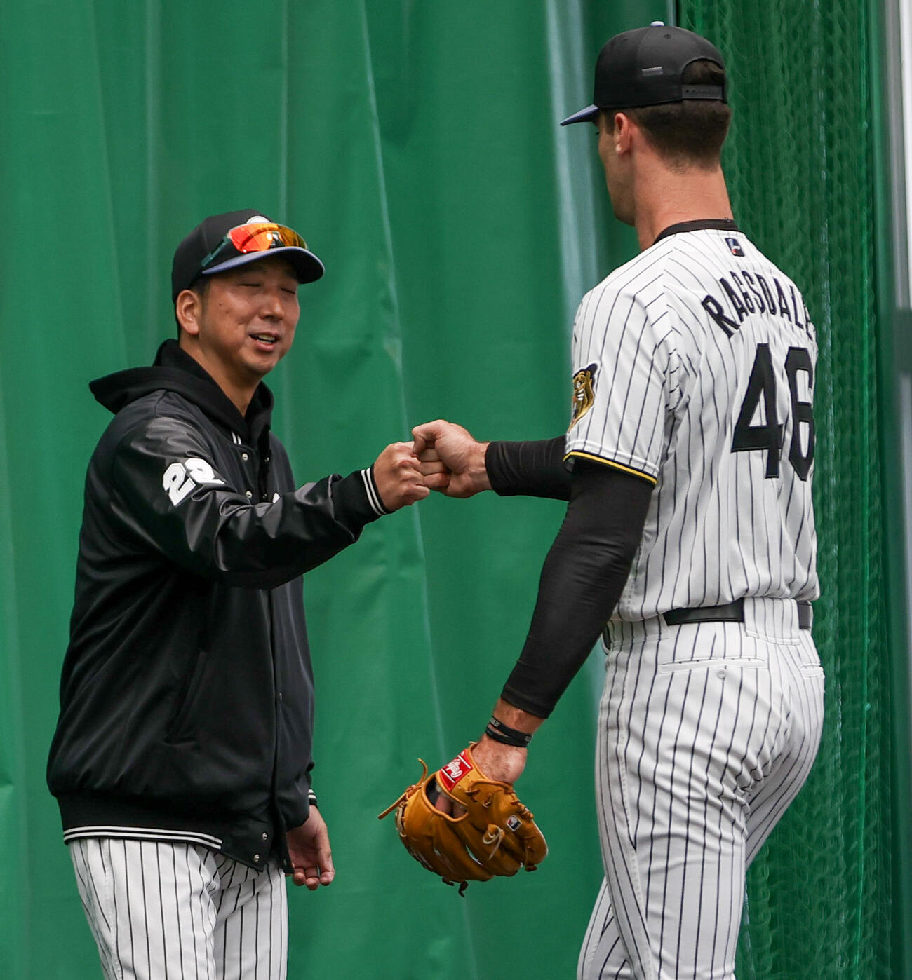 ブルペンで投球を終えた阪神ラグズデール（右）とタッチをかわす藤川監督（撮影・上山淳一）