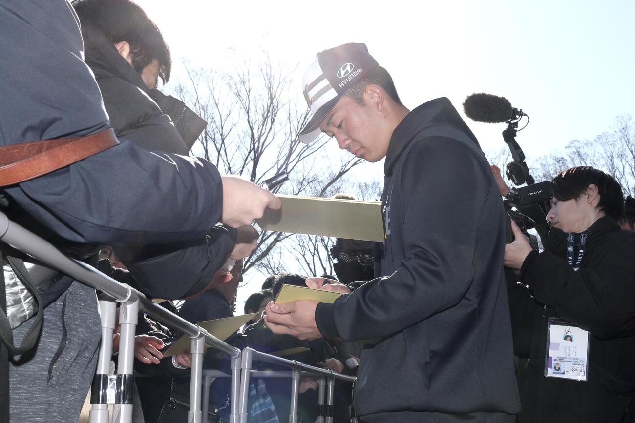 ファンにサインをするロッテ石垣元（撮影・宮地輝）