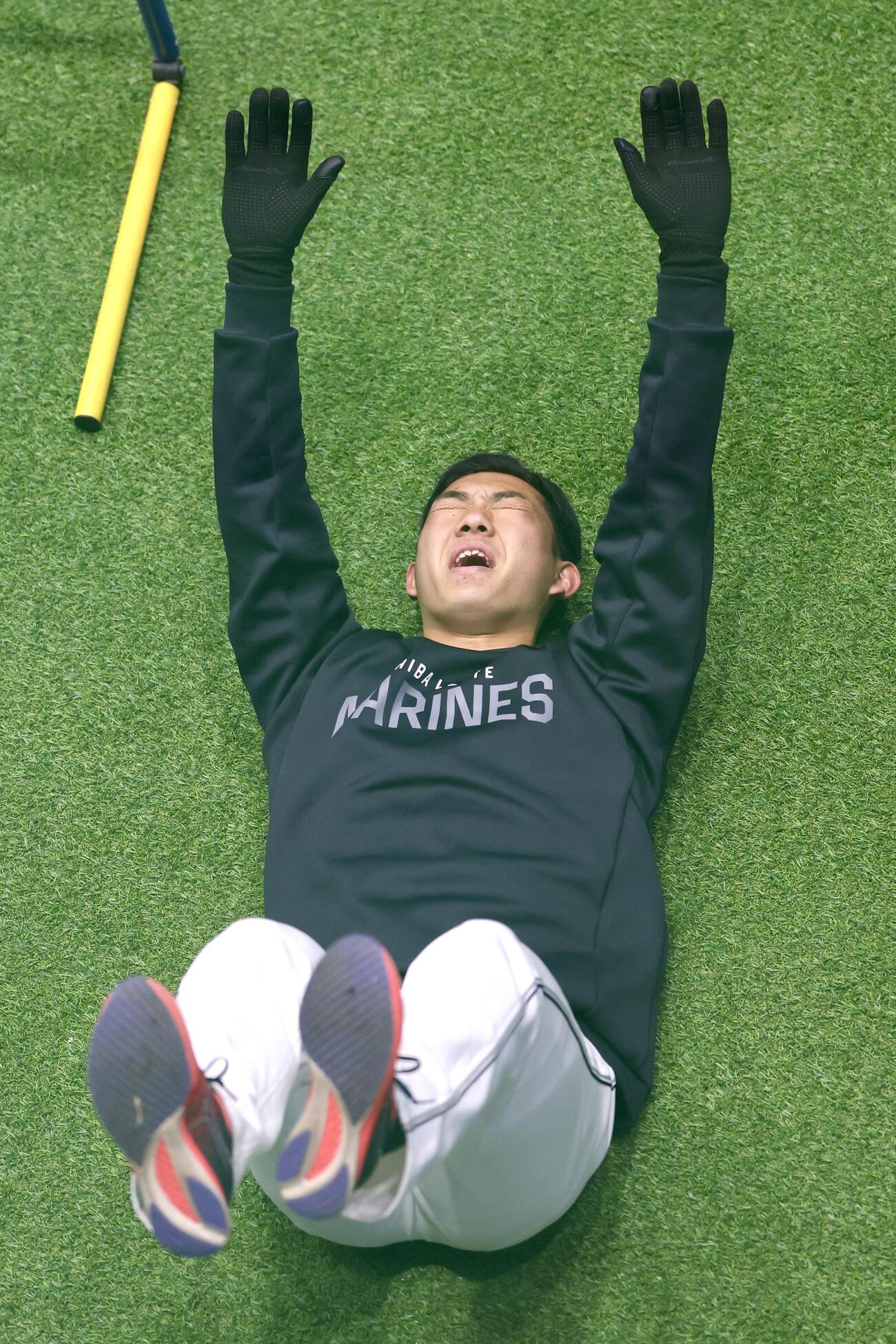 厳しい表情でトレーニングするロッテ石垣元（撮影・宮地輝）