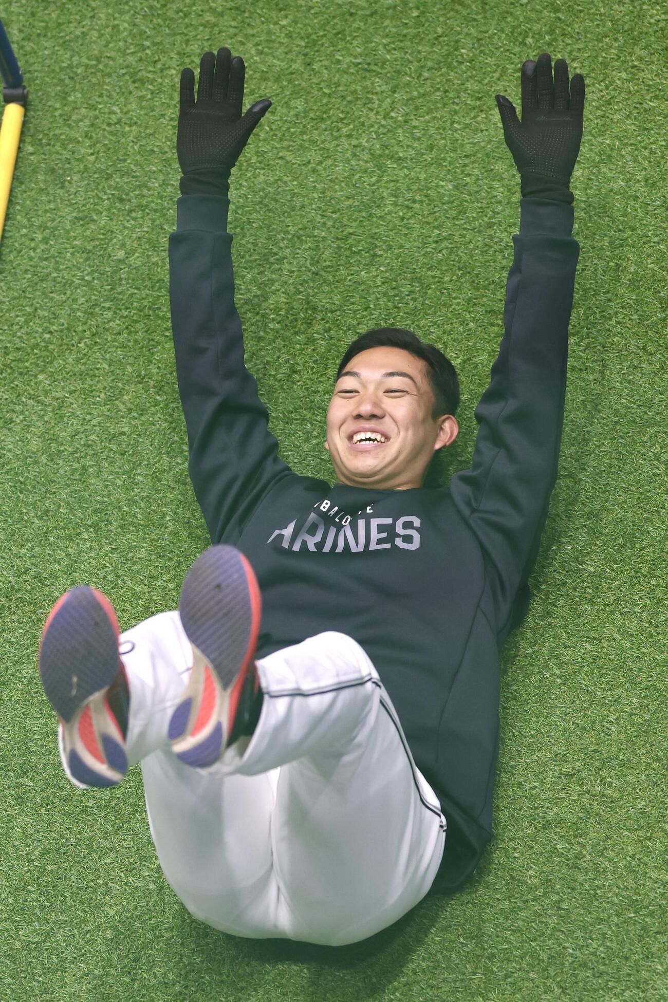 笑顔でトレーニングするロッテ石垣元（撮影・宮地輝）