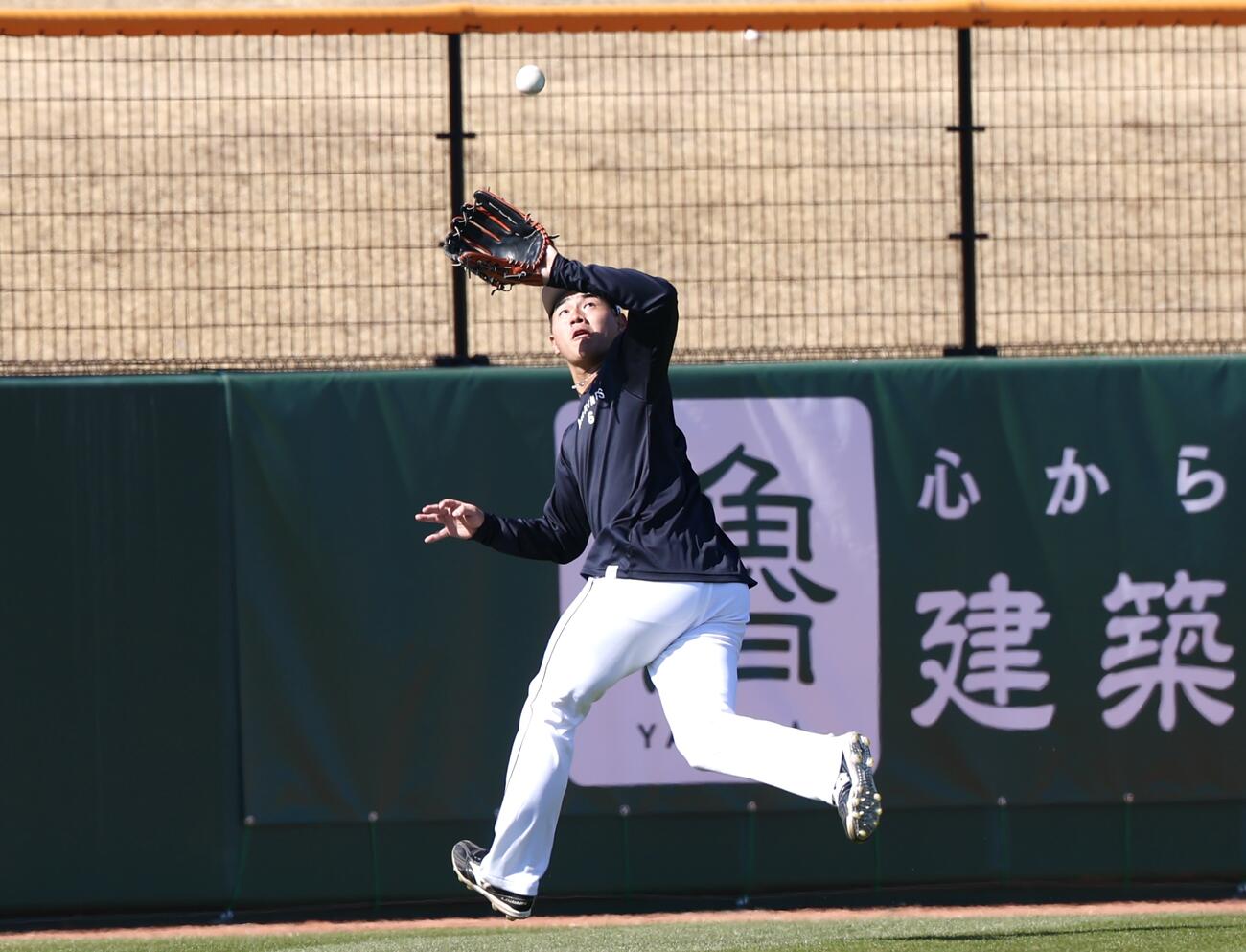 外野に飛んできた打球を捕球するロッテ西川（撮影・宮地輝）