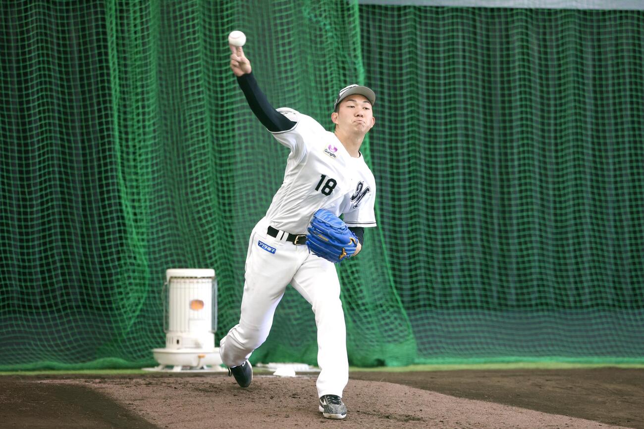 ブルペンで投球するロッテ石垣元（撮影・宮地輝）