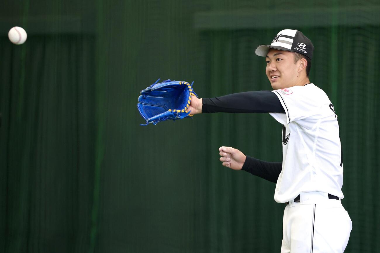 ブルペンでの投球を終えたロッテ石垣元（撮影・宮地輝）