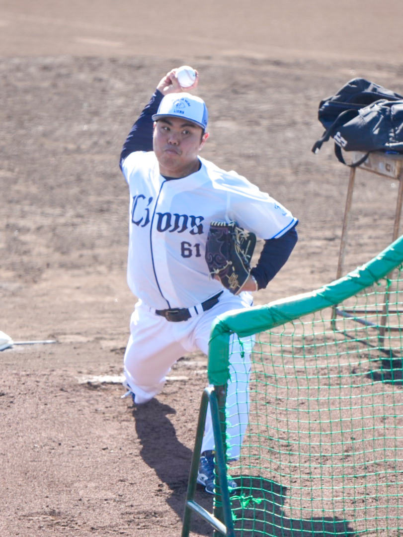 バッティングピッチャーを務める西武平良（撮影・小島史椰）