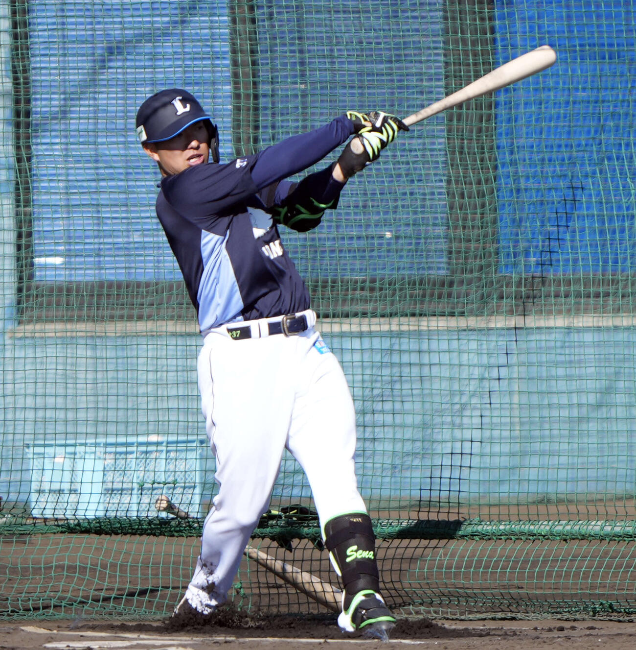 個別練習でバッティングする西武柘植（撮影・小島史椰）