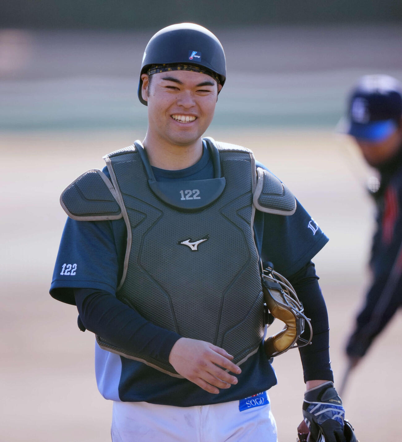 捕手練習で笑顔を見せる西武是沢（撮影・小島史椰）