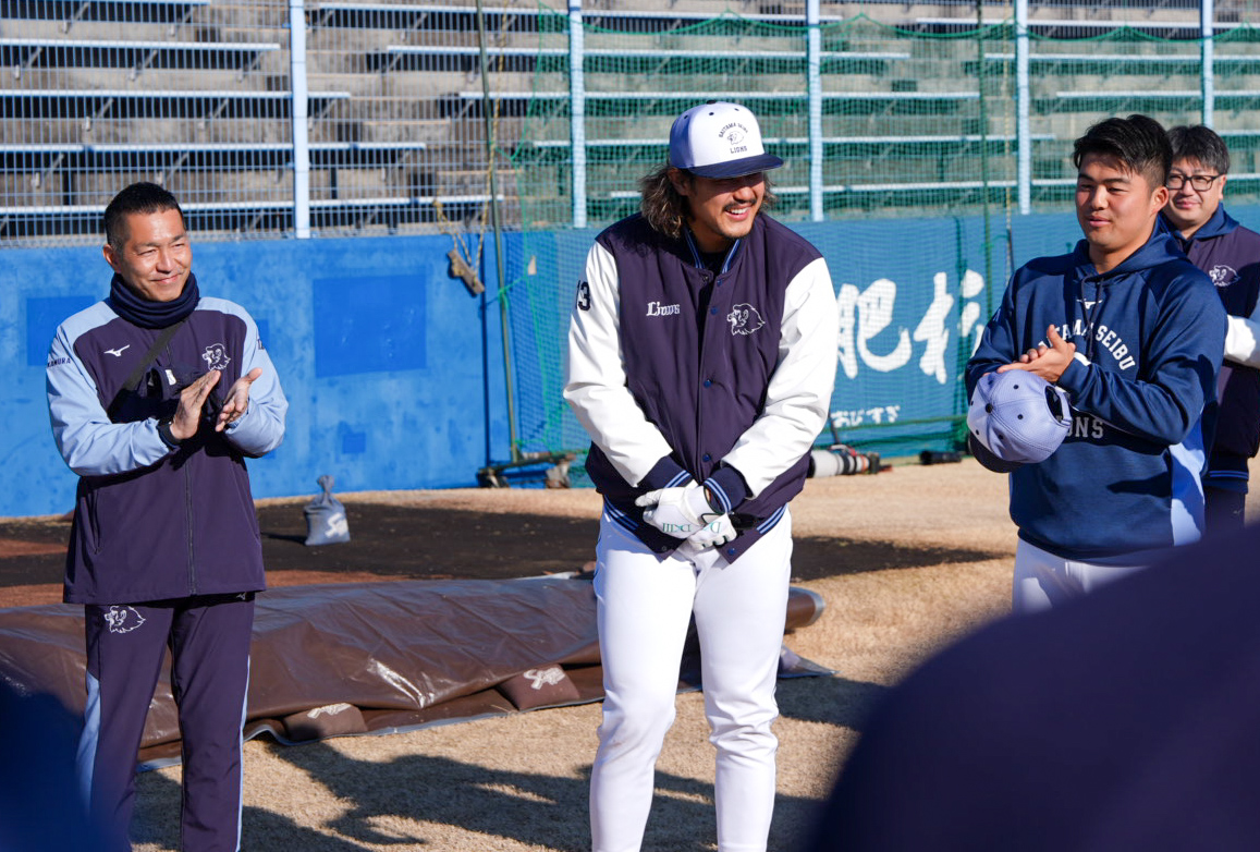 29歳の誕生日を迎えた西武高橋光。選手たちに祝福され笑顔を見せる（中央）（撮影・小島史椰）