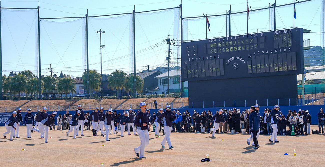 ウォーミングアップを行う西武の選手たち（撮影・小島史椰）
