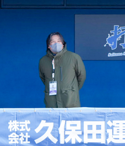 練習を見守る本紙評論家の里崎氏（撮影・小島史椰）