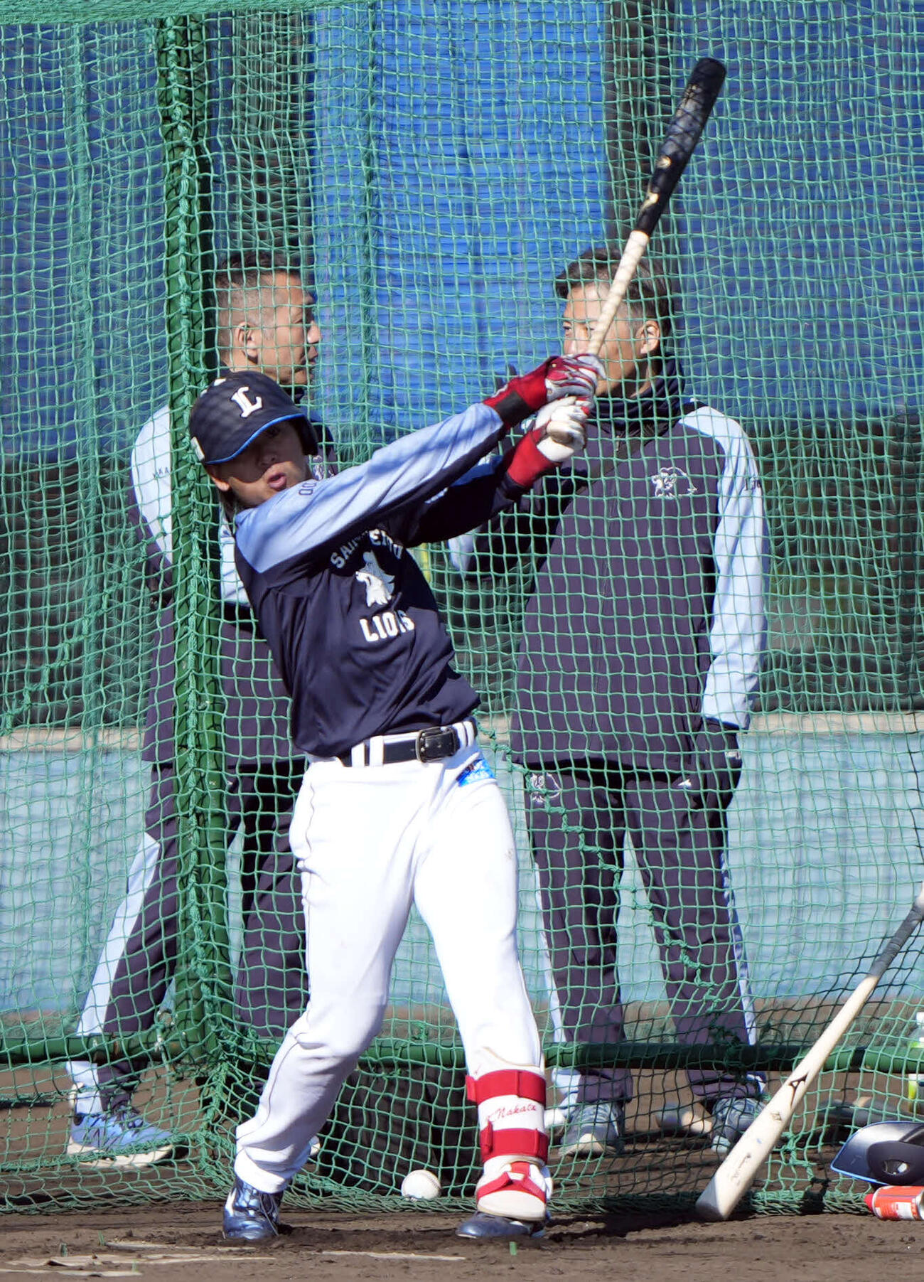 個別練習でバッティングする西武仲田（撮影・小島史椰）