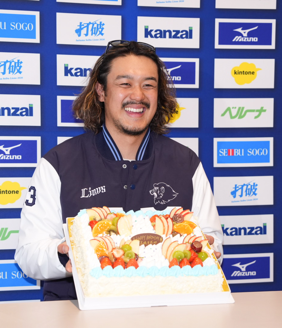 報道陣からプレゼントされたバースデーケーキと写真に収まる西武高橋光（撮影・小島史椰）