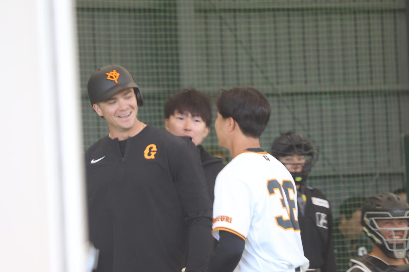 ブルペンで死球を当ててしまった巨人山城（右）はダルベックに全力謝罪