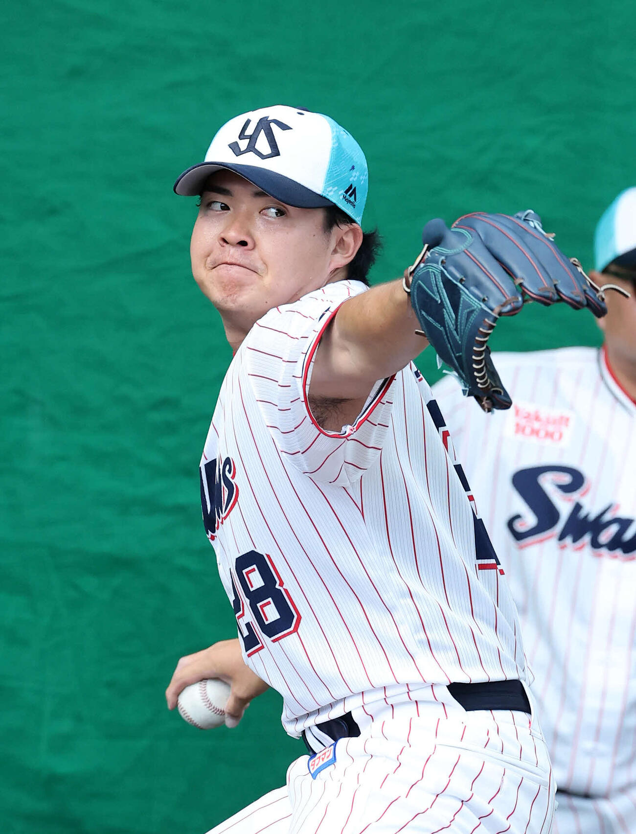 ブルペンで投球練習するヤクルト松本健（撮影・鈴木正人）　