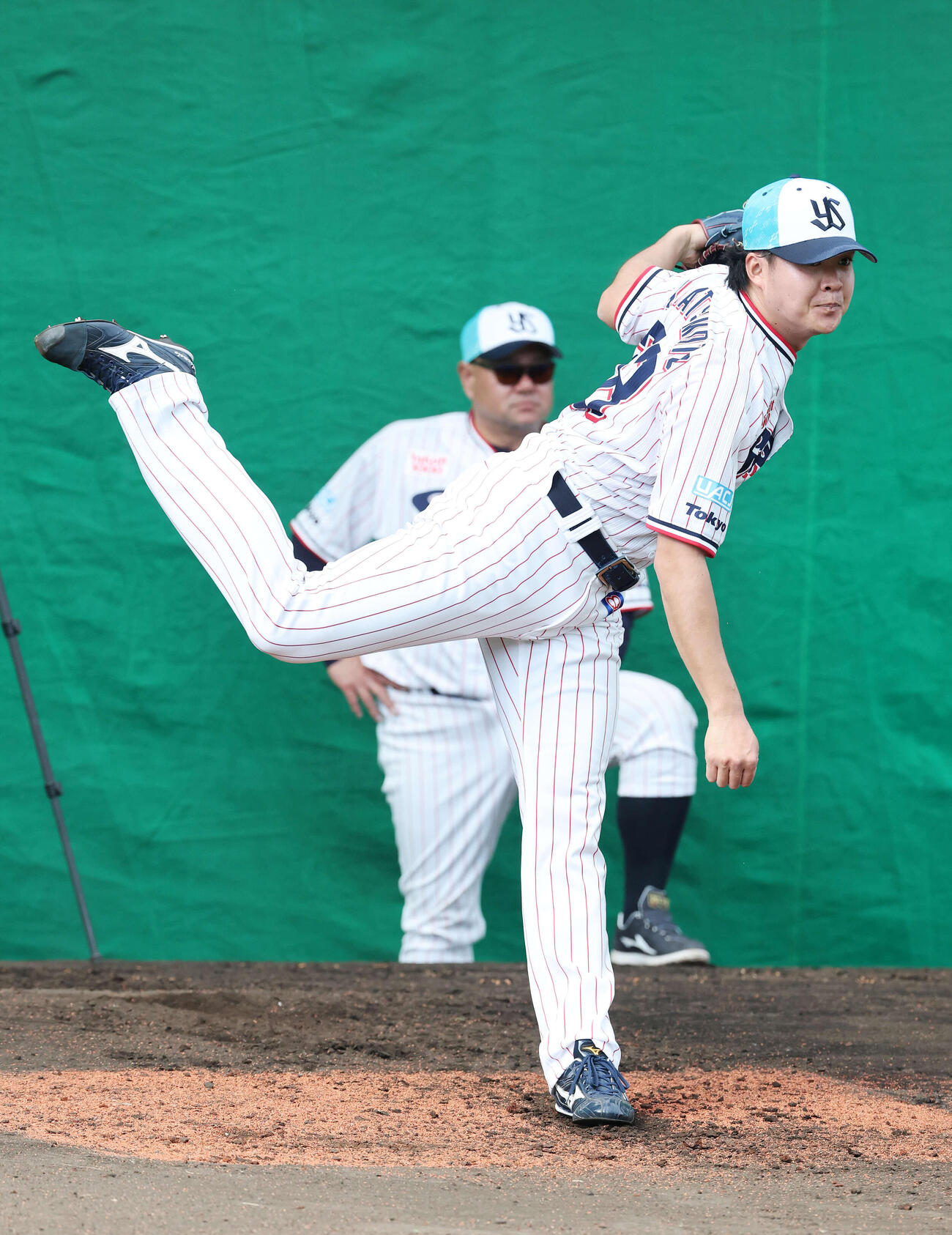 ブルペンで投球練習するヤクルト松本健（撮影・鈴木正人）　