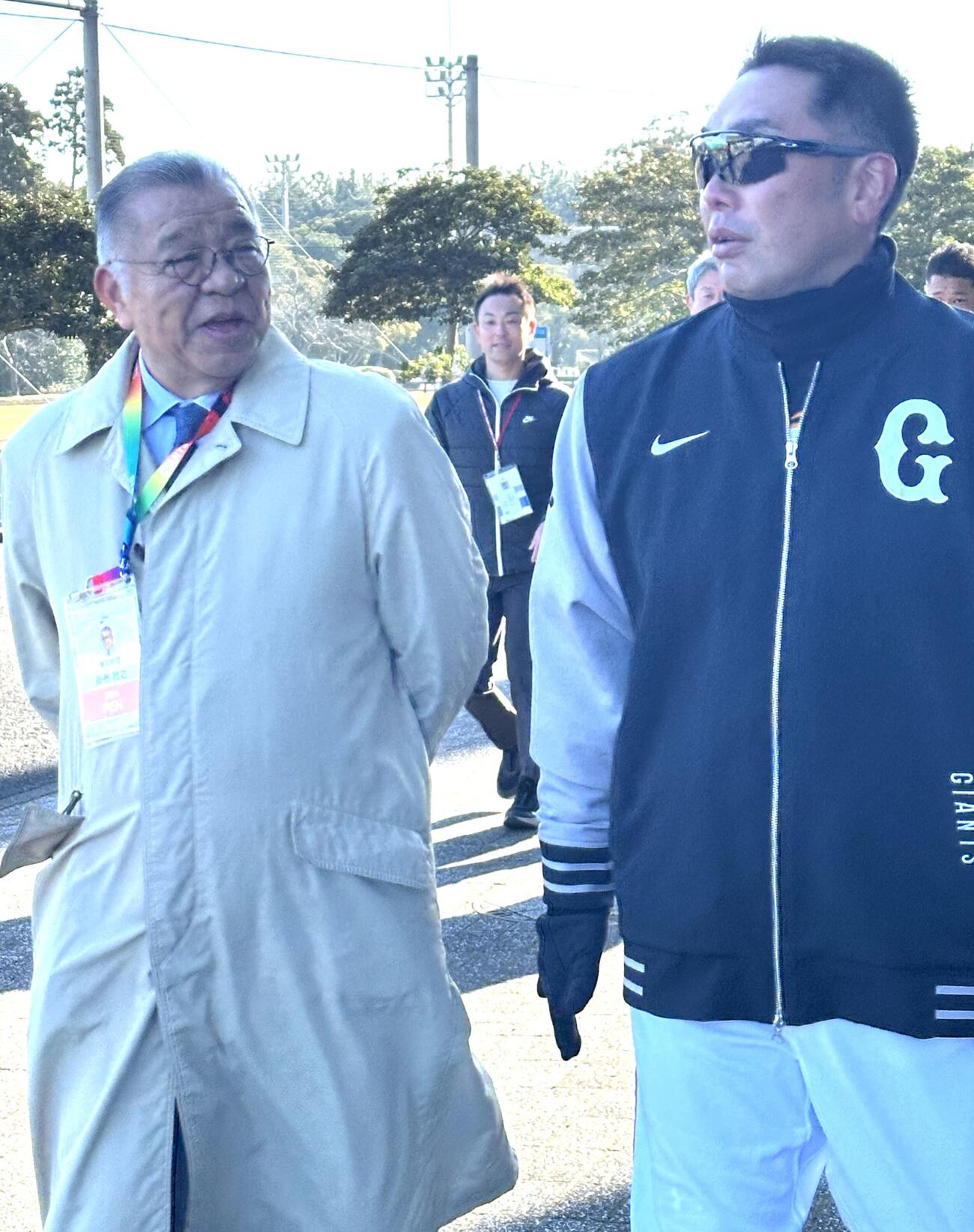 掛布雅之氏(左)と話ながら球場入りする巨人阿部慎之助監督(撮影・浅見桂子)