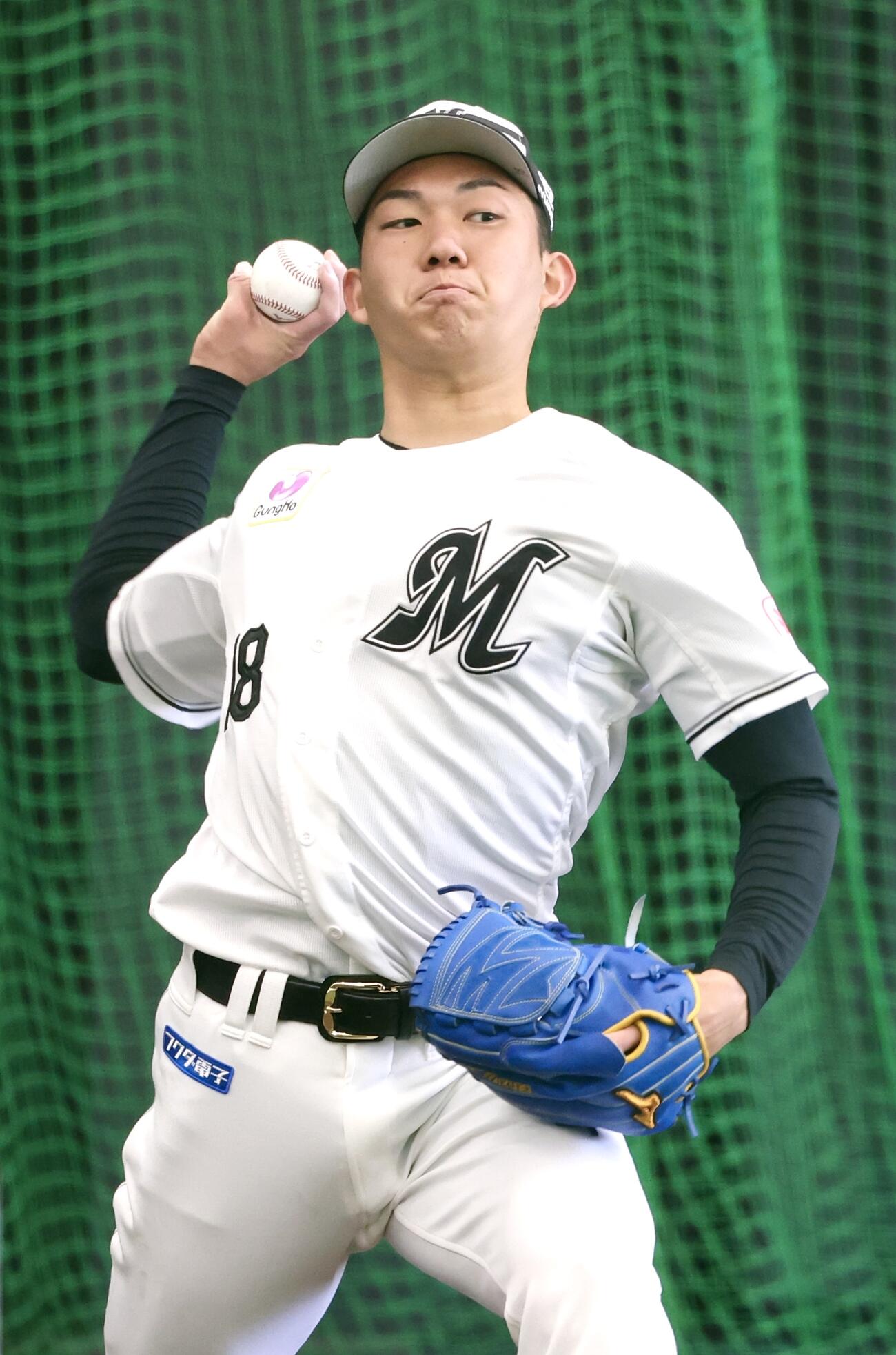 ブルペンで投球するロッテ石垣元（撮影・宮地輝）