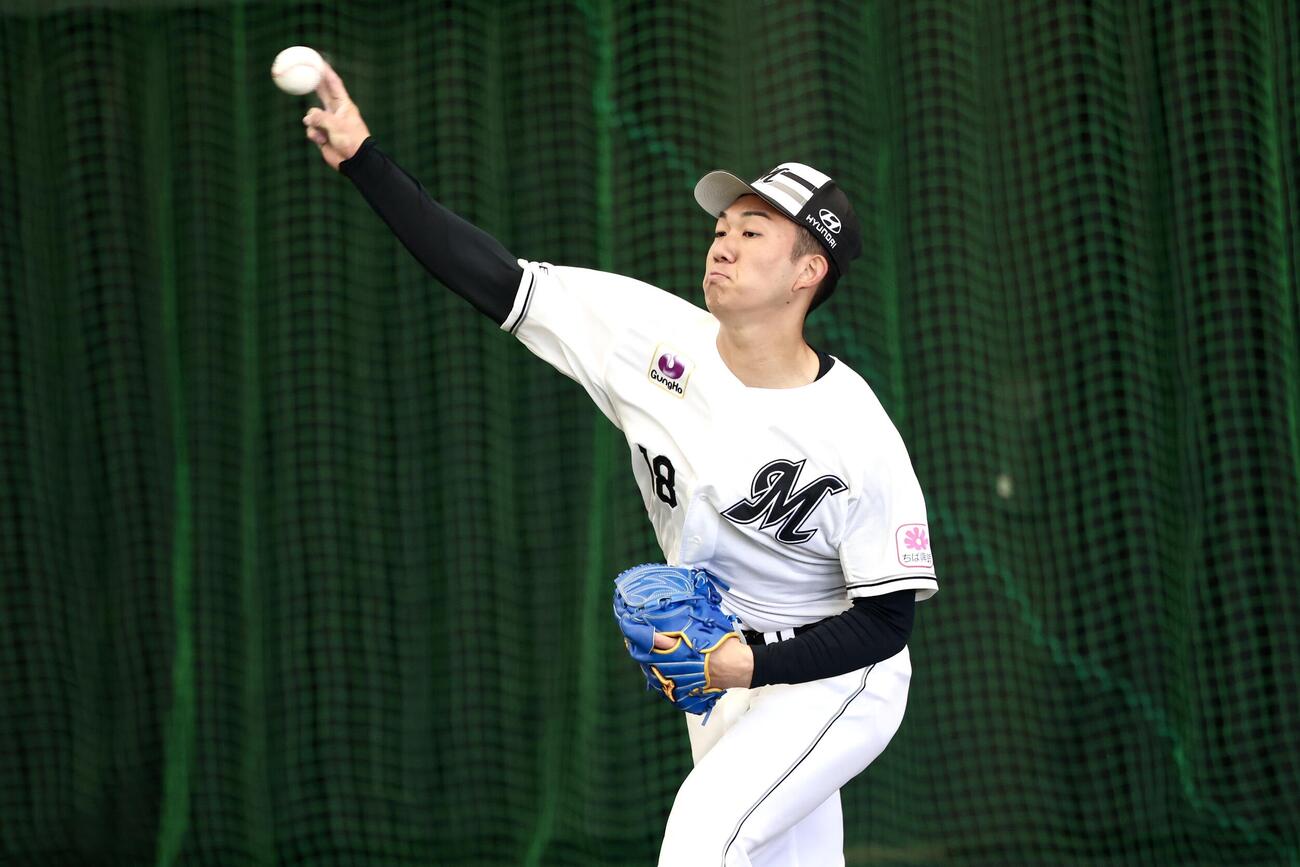 ブルペンで投球するロッテ石垣元（撮影・宮地輝）