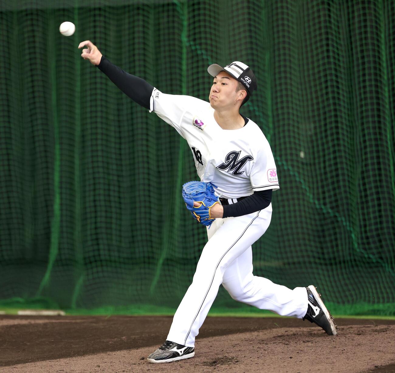ブルペンで投球するロッテ石垣元（撮影・宮地輝）