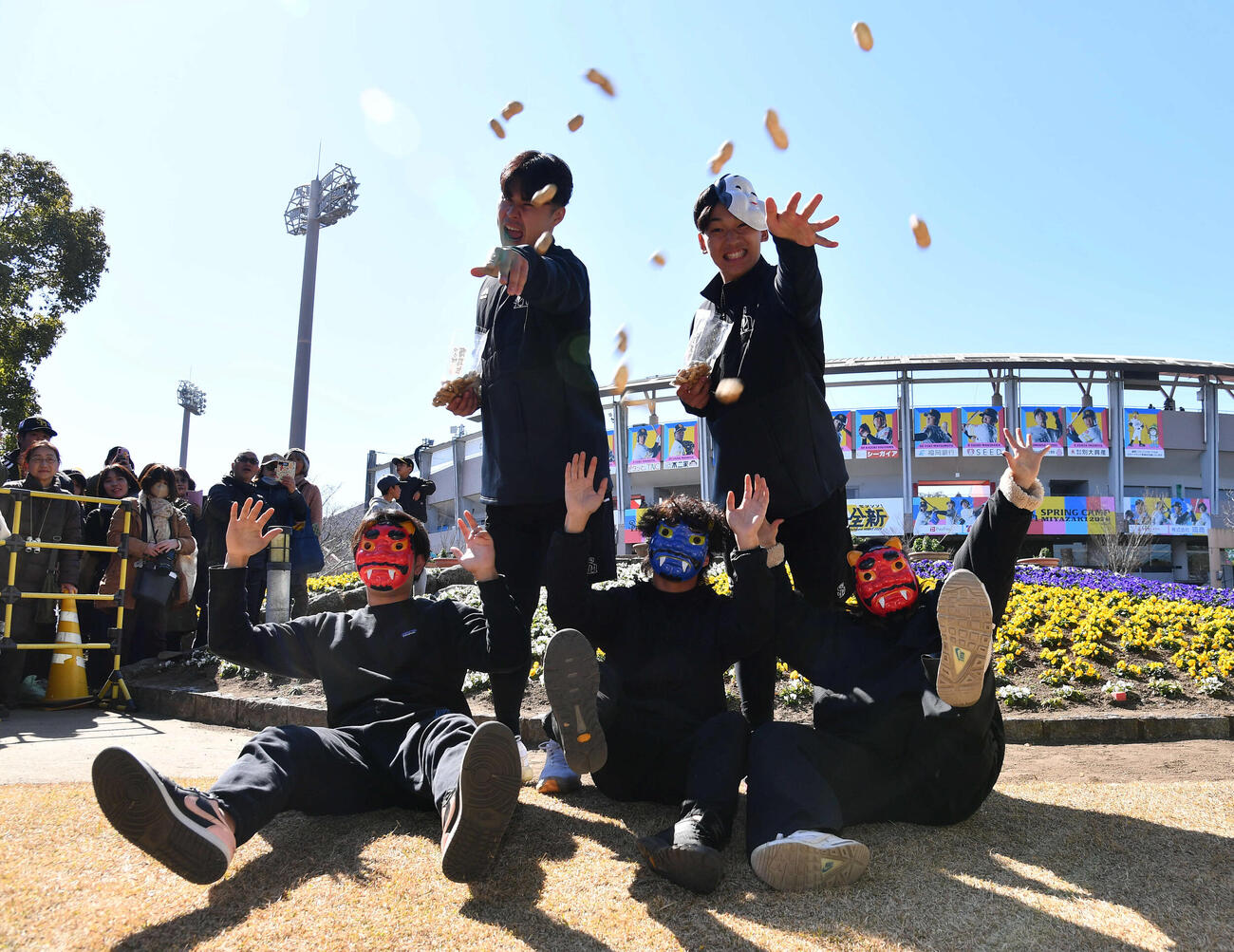 節分の豆まきをするソフトバンク松本晴（左）と前田悠（撮影・岩下翔太）