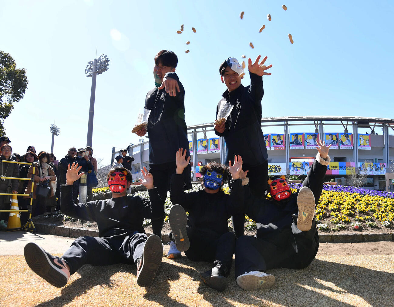 節分の豆まきをするソフトバンク松本晴（左）と前田悠（撮影・岩下翔太）