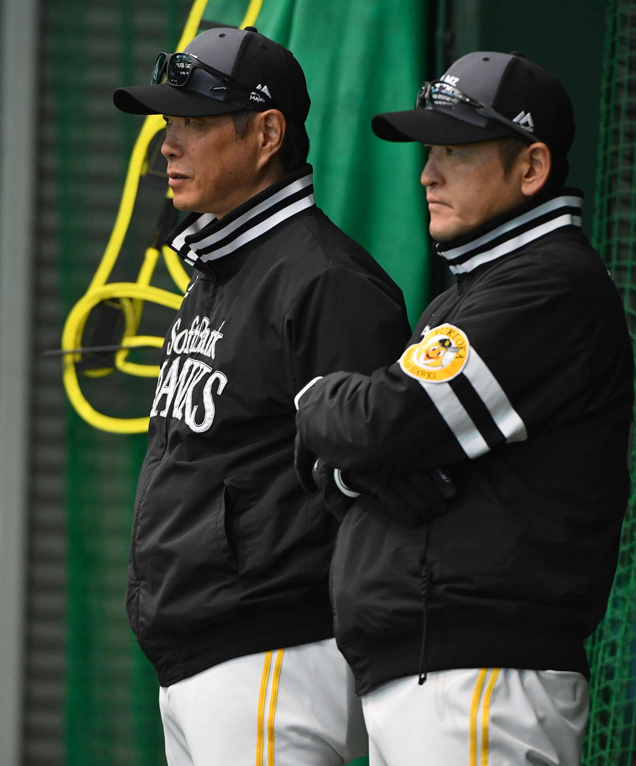 ブルペンで稲川ら新人選手の投球を見守るソフトバンク小久保監督（左）と倉野コーチ（撮影・岩下翔太）