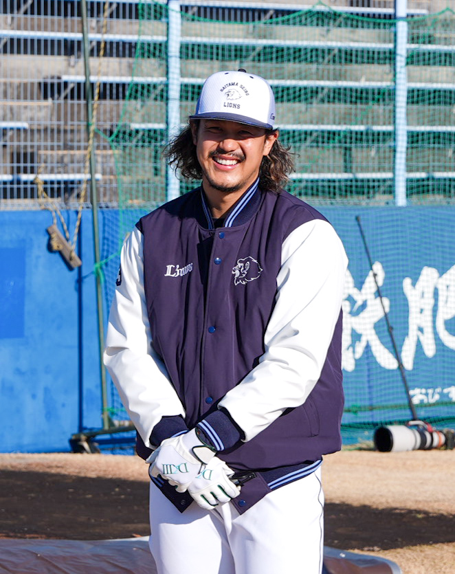 29歳の誕生日を迎えた西武高橋光。選手たちに祝福され笑顔を見せる（撮影・小島史椰）