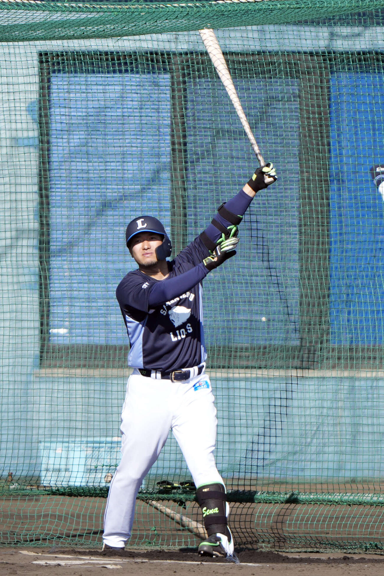 個別練習でバッティングする西武柘植（撮影・小島史椰）