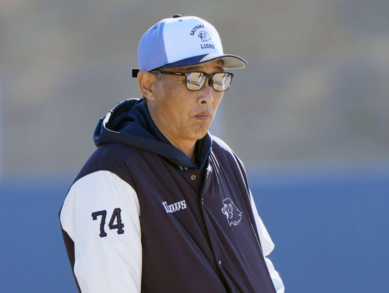 練習を見守る西武西口監督（撮影・小島史椰）