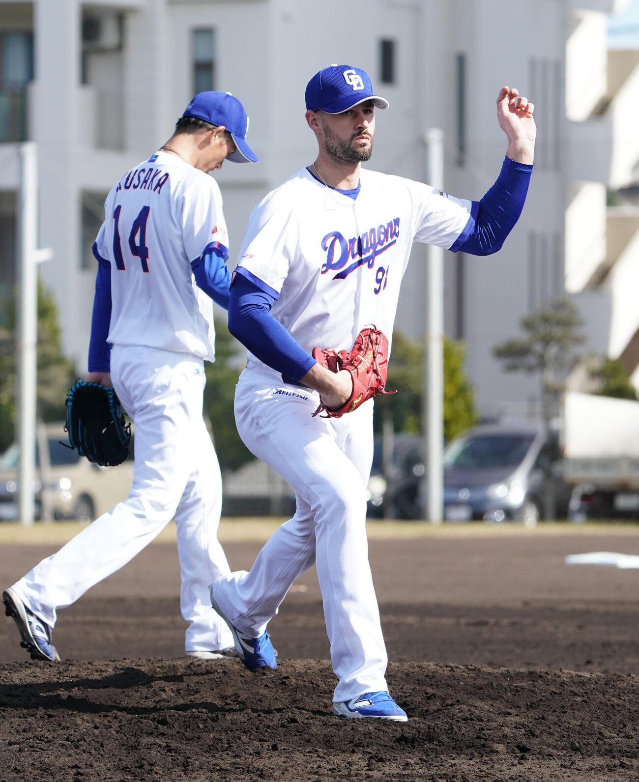 ゴロ捕球をするマラー（右）左は草加（撮影・森本幸一）