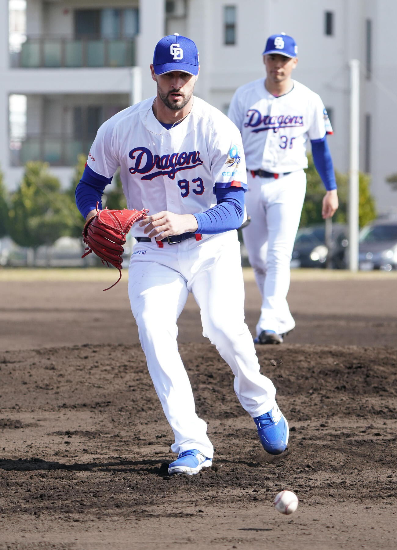 ゴロ捕球をするマラー（左）右は福田（撮影・森本幸一）