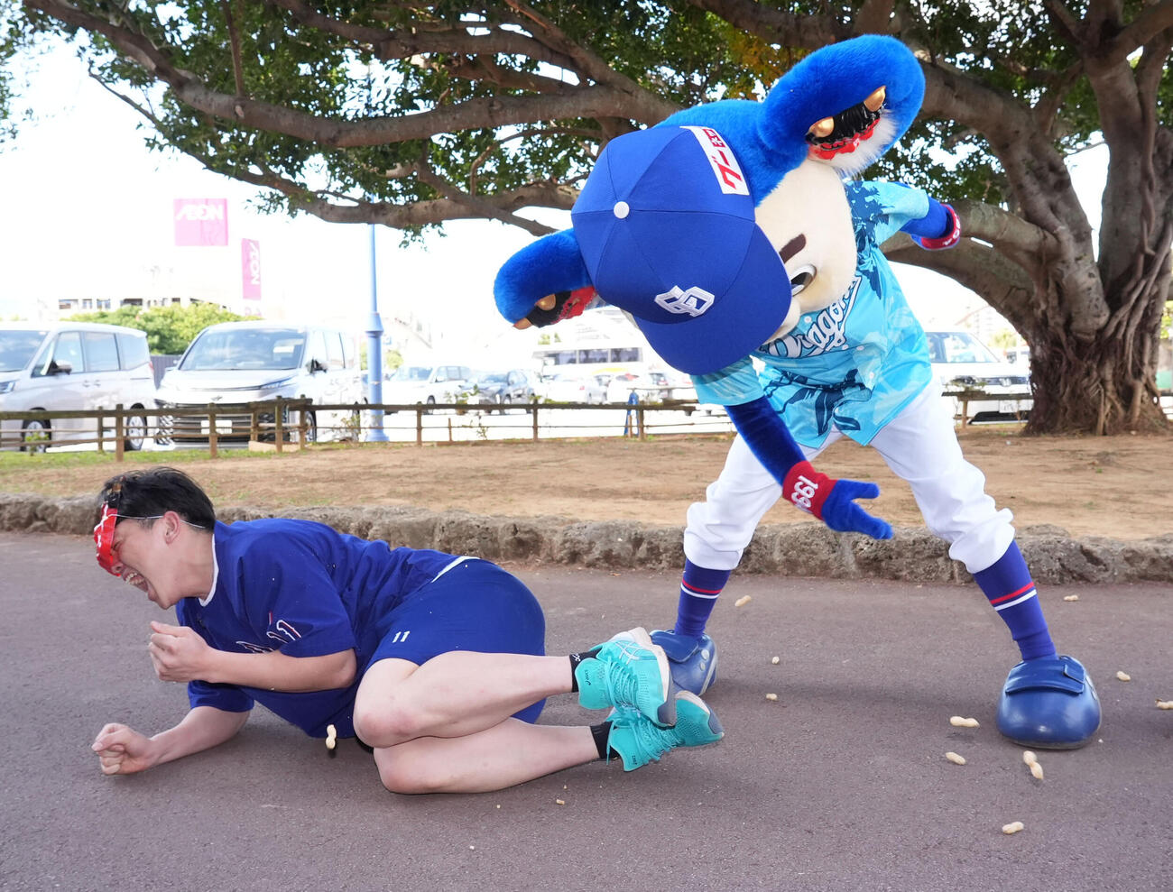 中日中西（左）は節分の豆まきで鬼役のドアラに反撃される（撮影・森本幸一）