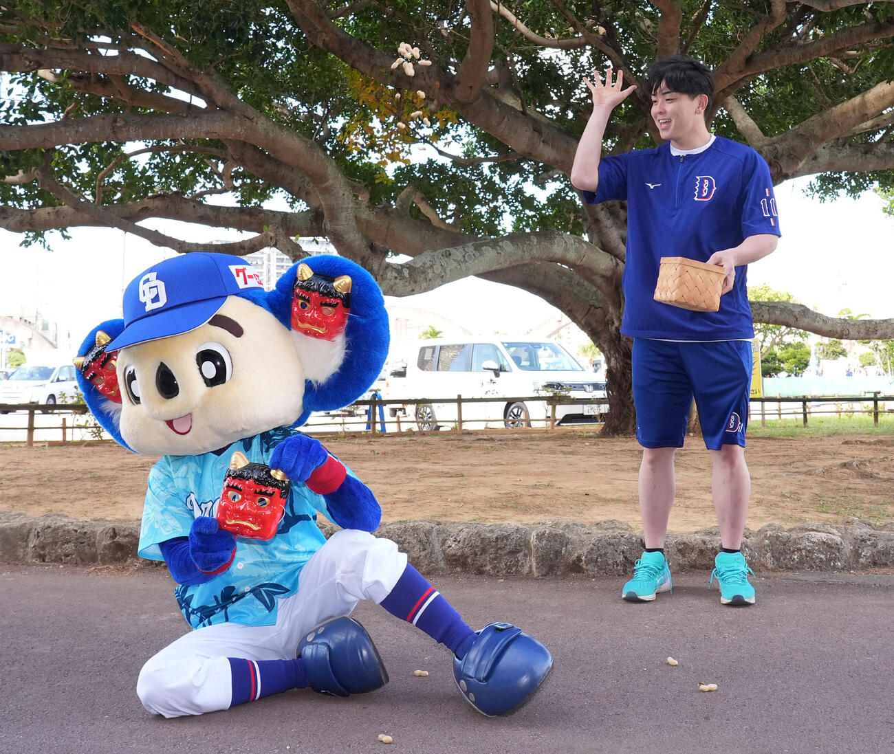 中西（右）は節分の豆まきで鬼役のドアラに豆をまく（撮影・森本幸一）