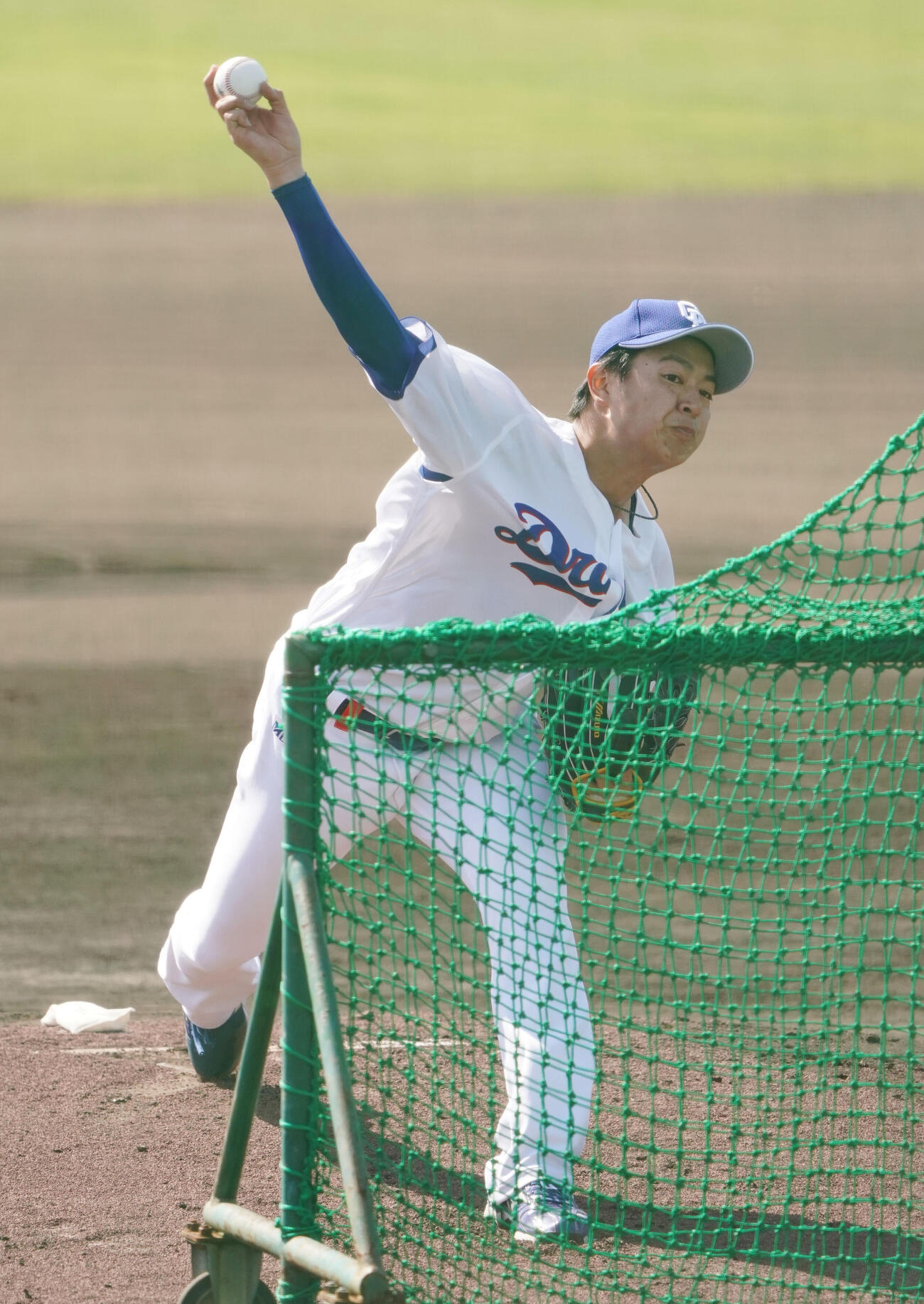 打撃投手をする仲地（撮影・森本幸一）