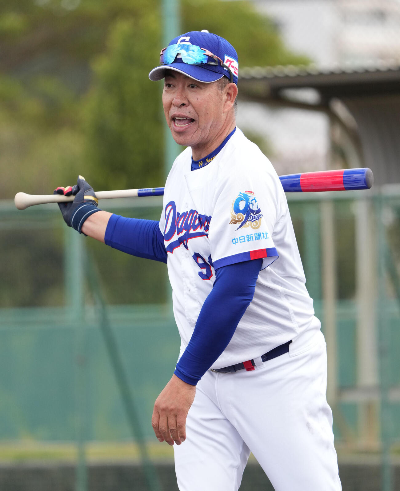 バットを手に自らノックをする井上監督（撮影・森本幸一）