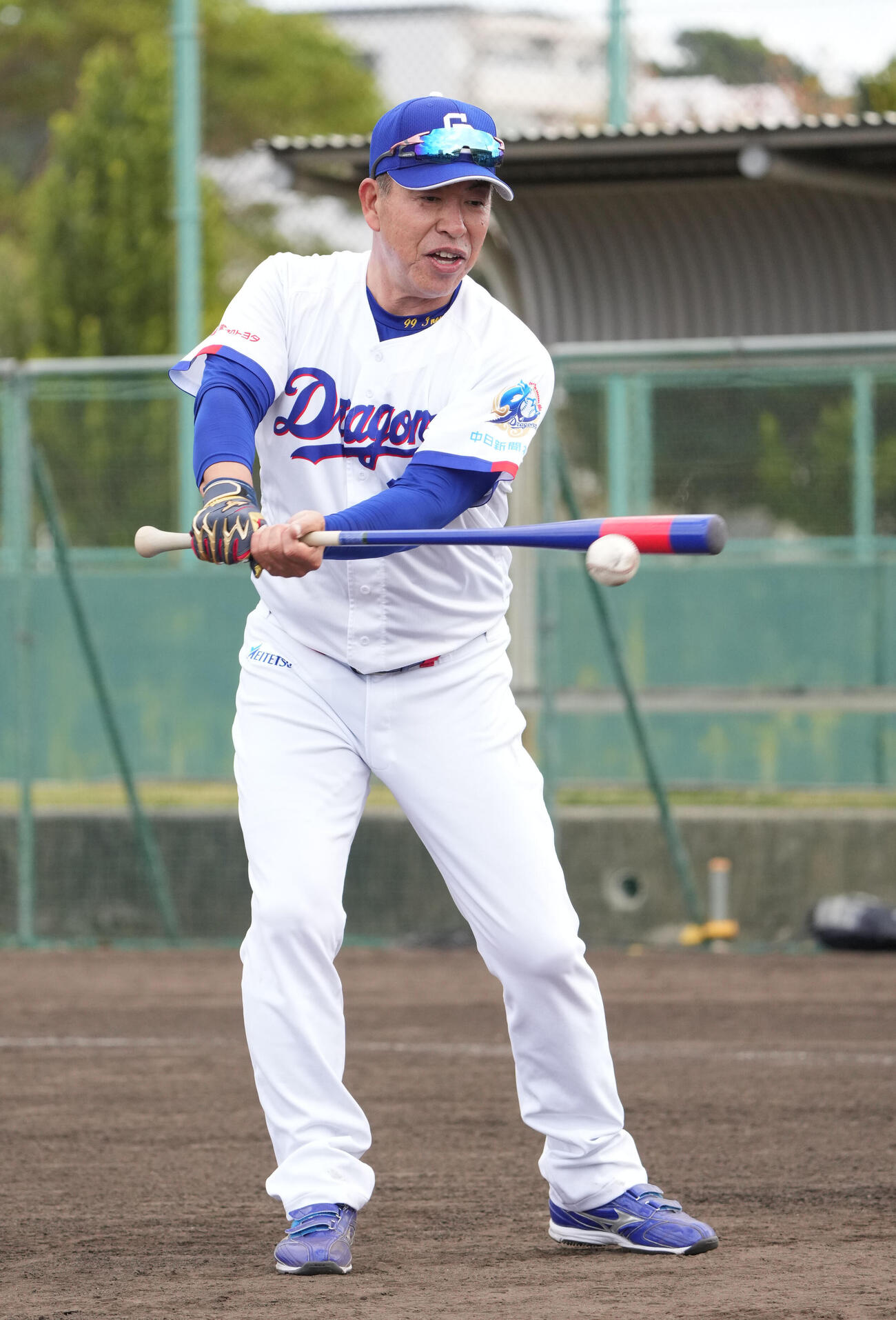 バットを手に自らノックをする井上監督（撮影・森本幸一）