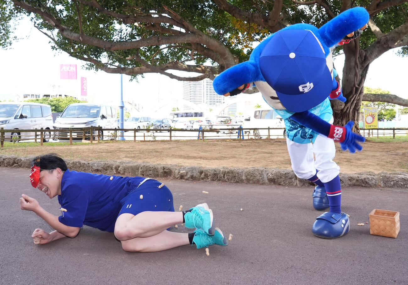中西（左）は節分の豆まきで鬼役のドアラに反撃される（撮影・森本幸一）