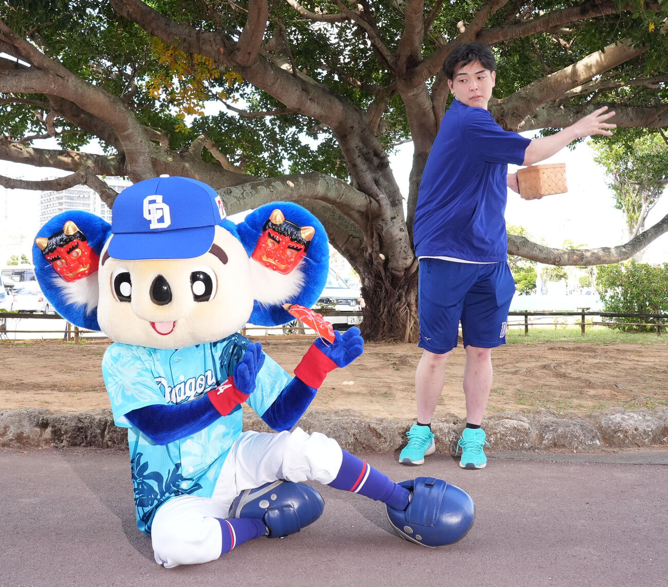 節分の豆まきで鬼役のドアラに豪快に投げ込む中日中西（撮影・森本幸一）