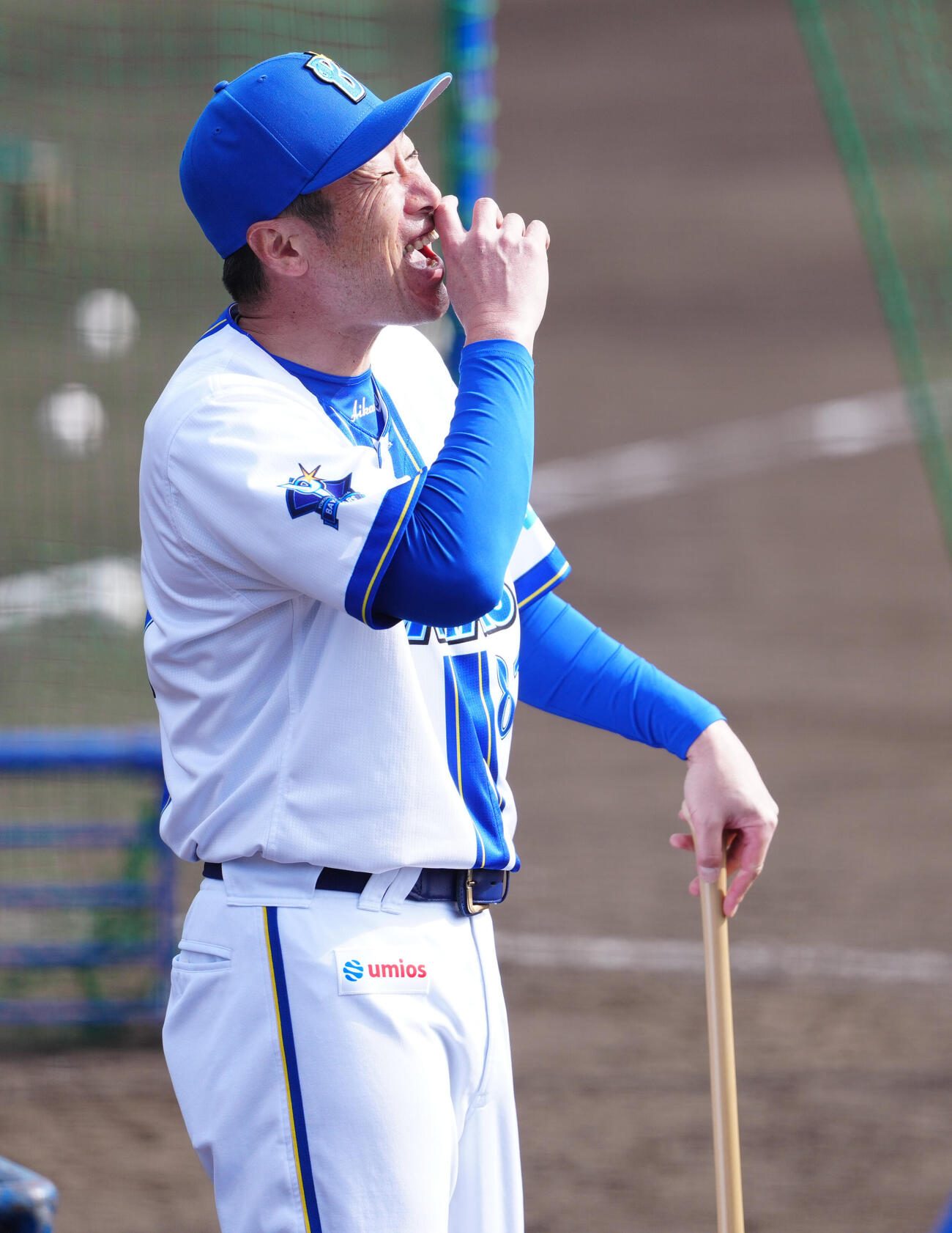 居残り練習でノックを打ち、笑顔のDeNA相川監督（撮影・鈴木みどり）