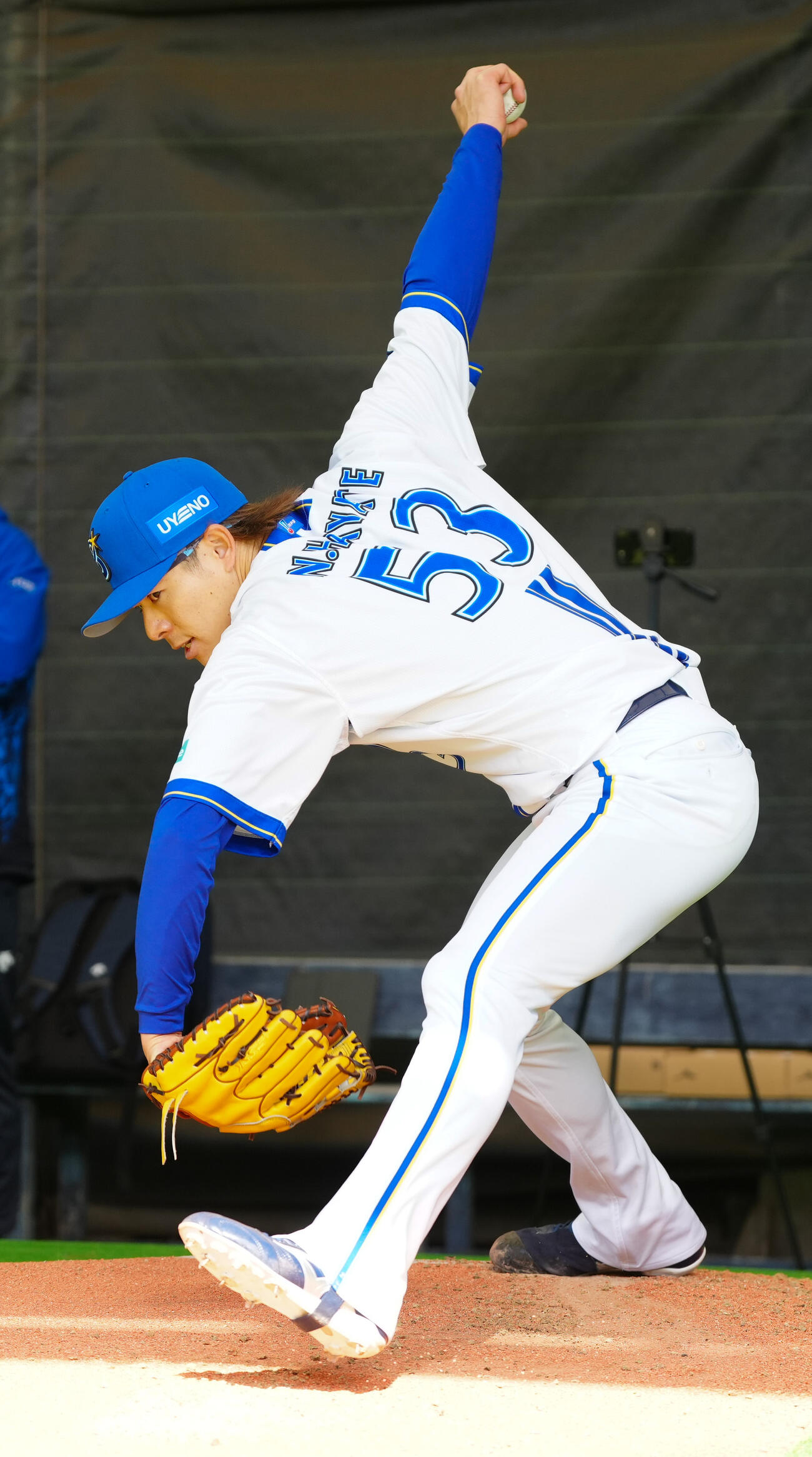 ブルペンで投球するDeNA中川颯（撮影・鈴木みどり）
