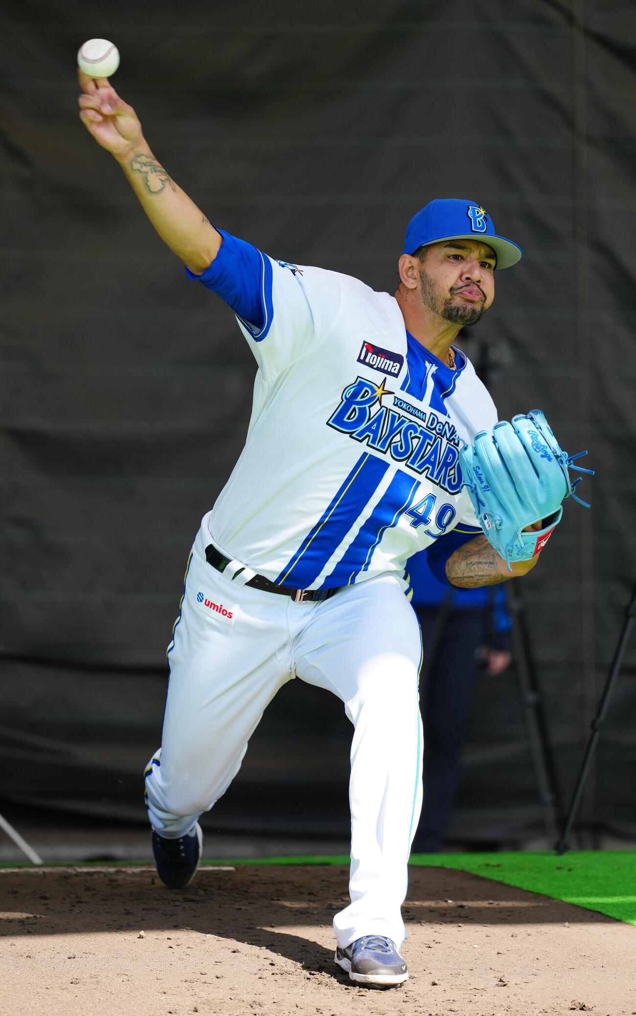 ブルペンで投球するDeNAルイーズ（撮影・鈴木みどり）