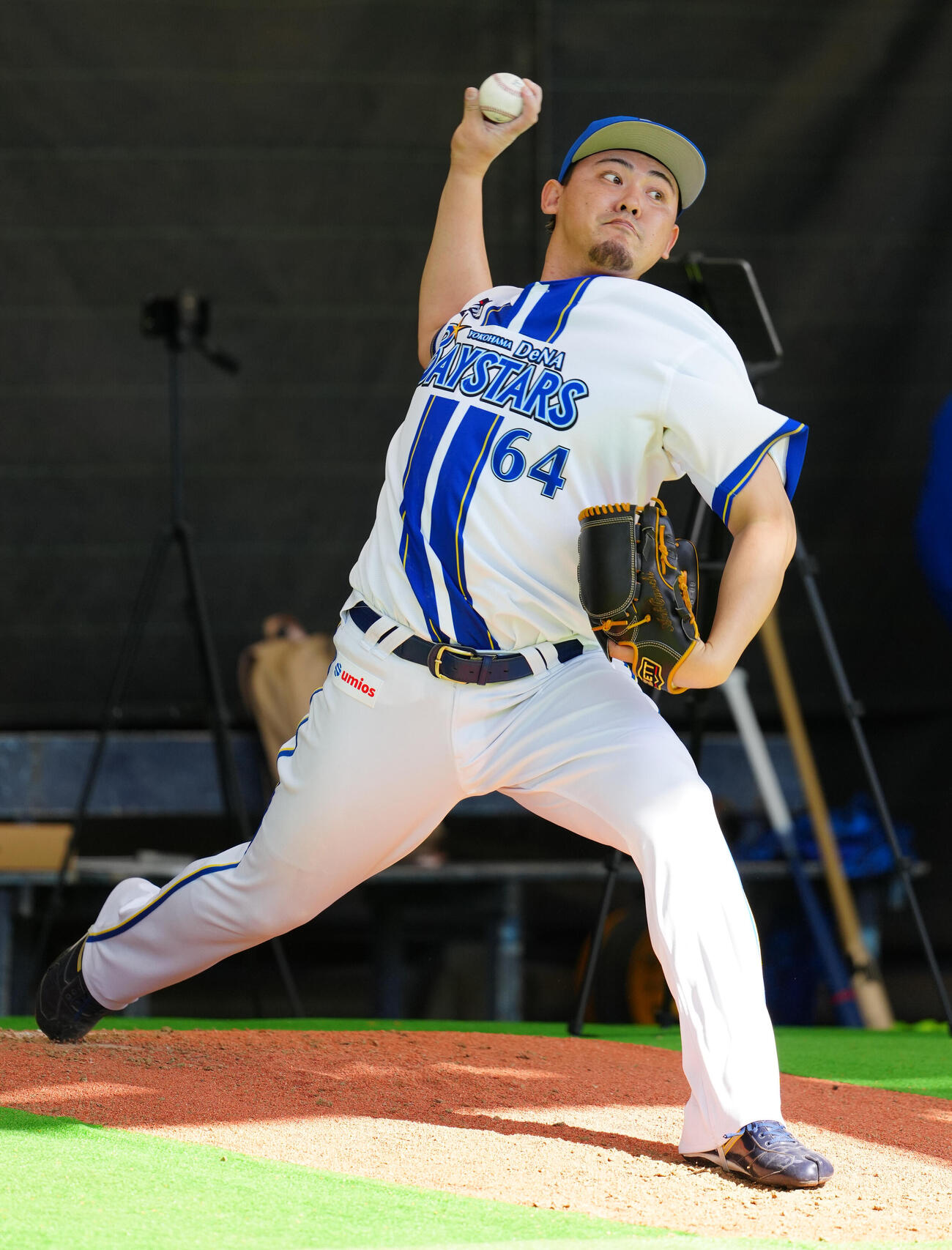 ブルペンで投球するDeNA中川虎（撮影・鈴木みどり）