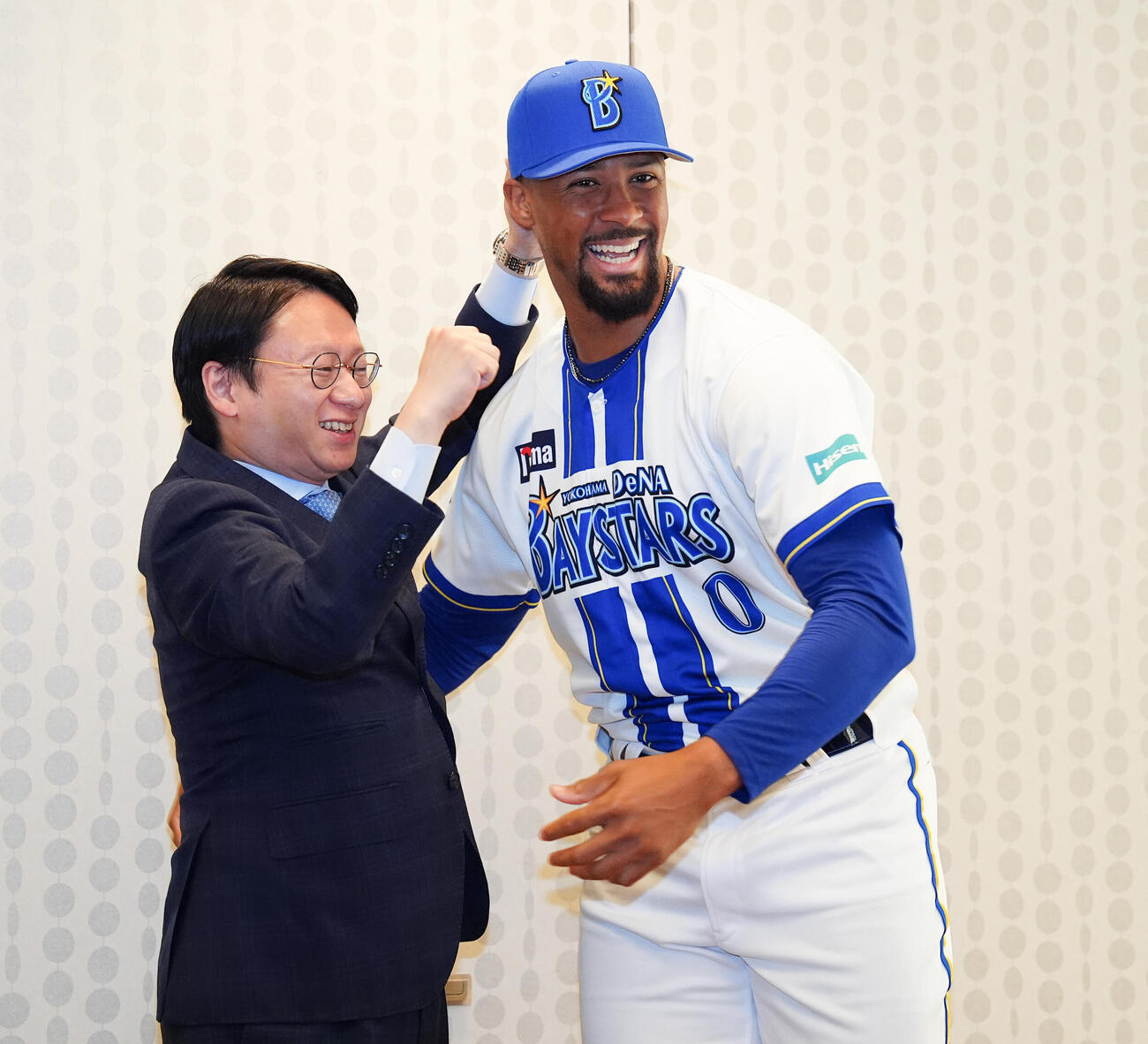 入団会見し、木村球団社長（左）にハグしそうになるDeNAデュプランティエ（撮影・鈴木みどり）