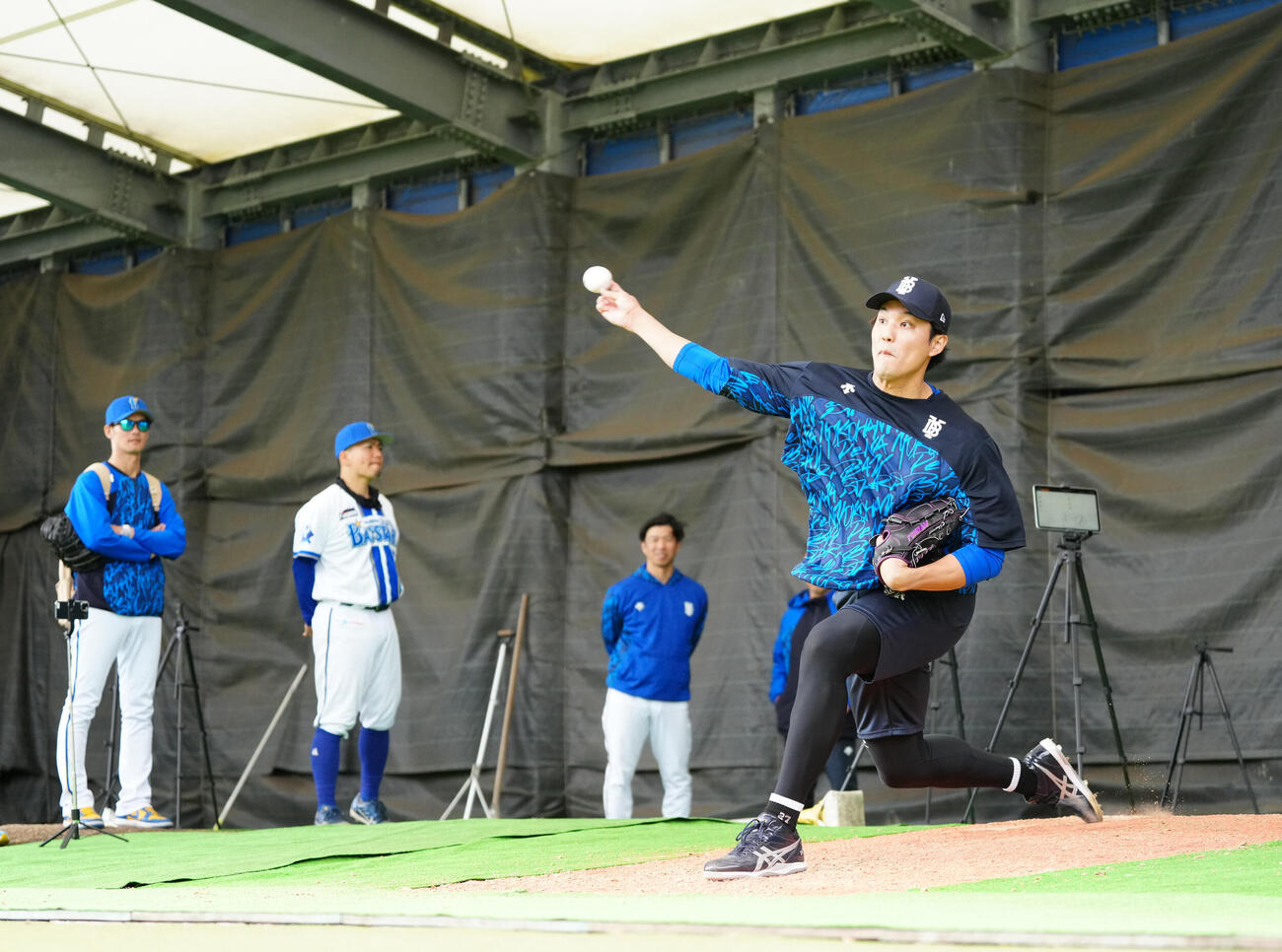 ブルペンで投球するDeNA藤浪（撮影・鈴木みどり）