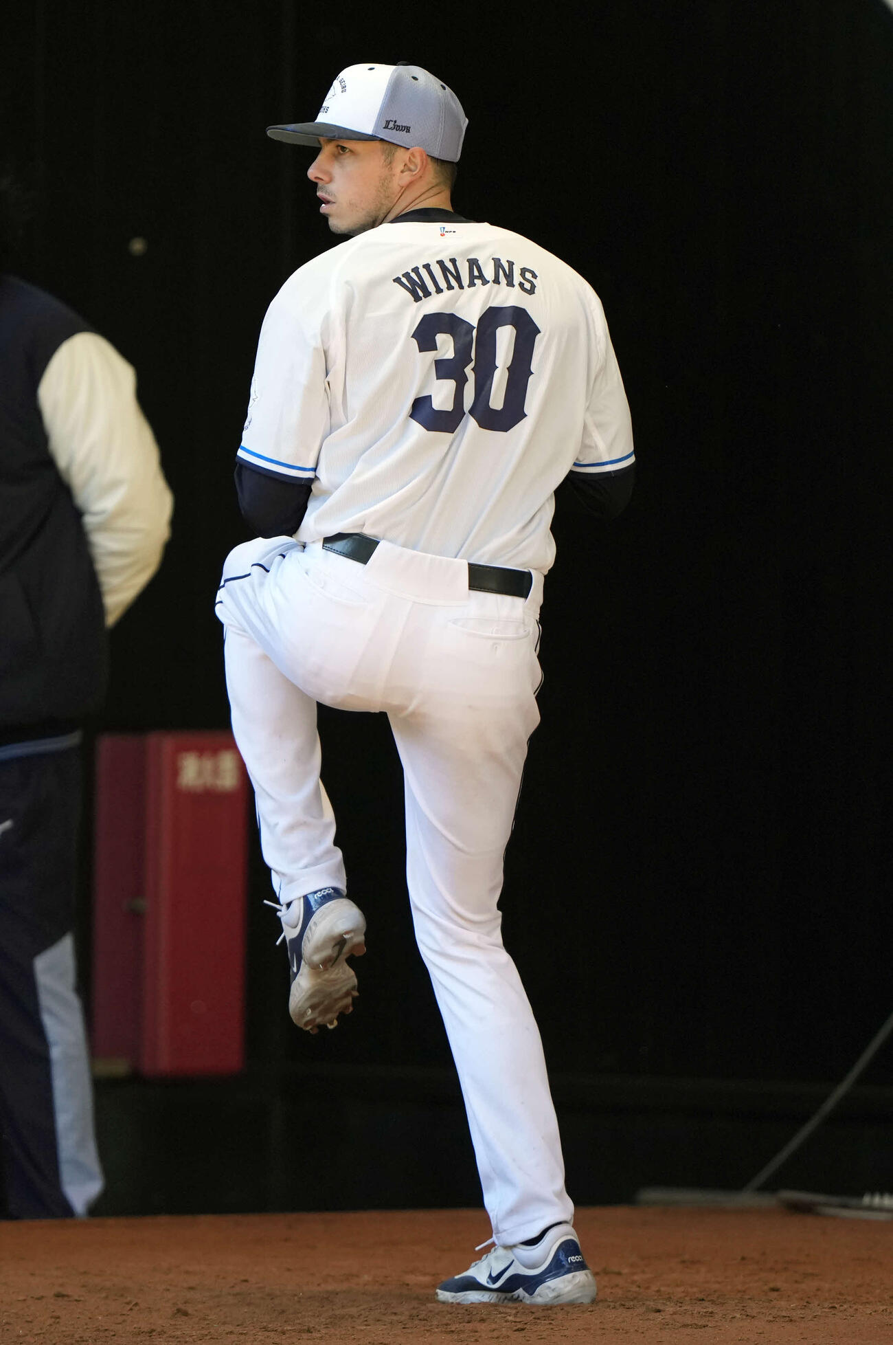 ブルペンで投球する西武ワイナンス（撮影・小島史椰）